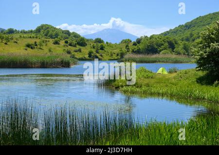 Wildcamp am Biviere-See im Nebrodi-Park, auf dem Hintergrund Ätna-Berg, Sizilien Stockfoto