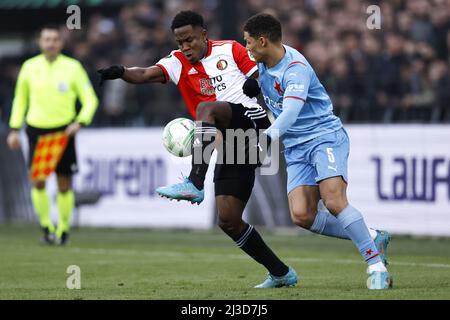 ROTTERDAM - (lr) Luis Sinisterra von Feyenoord, Alexander Bah von Slavia Prague während des Conference League-Spiels zwischen Feyenoord und Slavia Prague am 7. April 2022 im Feyenoord Stadium de Kuip in Rotterdam, Niederlande. ANP MAURICE VAN STEEN Stockfoto