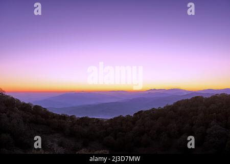 Dämmerung im Tal des Simeto-Flusses vom Ruvolo-Berg im Ätna-Park, Sizilien Stockfoto