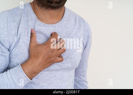 Nahaufnahme des Menschen leiden unter saurem Reflux, Sodbrennen und gerd. Stockfoto