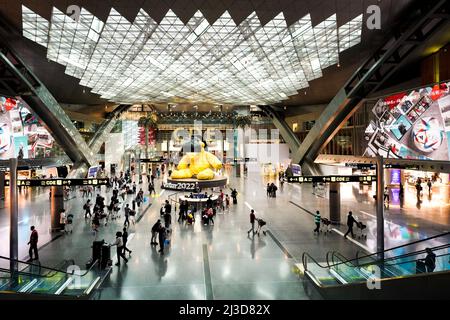 Doha, Katar, 04/06/2022: Innenansicht des Terminals am Hamad International Airport in Doha, Katar. Stockfoto