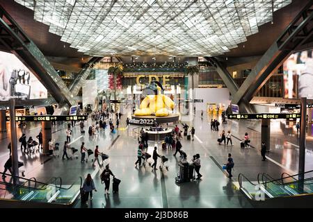 Doha, Katar, 04/06/2022: Innenansicht des Terminals am Hamad International Airport in Doha, Katar. Stockfoto