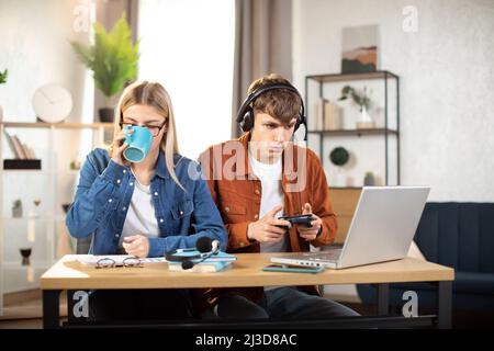 Jugendliche spielen von Videospielen zu Hause Stockfoto