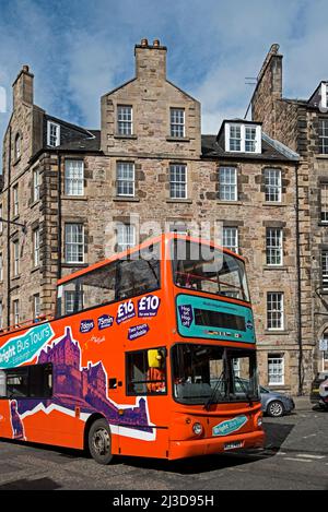 Mit dem offenen Reisebus fahren Sie die Candlemaker Row in Edinburghs Altstadt hinauf. Stockfoto