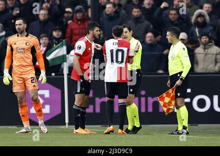 ROTTERDAM - (lr) Feyenoord-Torwart Ofir Marciano, Marcos Senesi von Feyenoord, Orkun Kokcu oder Feyenoord-Verteidiger bei Schiedsrichter Halil Umut Meler während des Conference League-Spiels zwischen Feyenoord und Slavia Prague am 7. April 2022 im Feyenoord Stadium de Kuip in Rotterdam, Niederlande. ANP MAURICE VAN STEEN Stockfoto