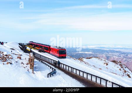 Pikes Peak Cog Railway im Winter mit Schnee, Pikes Peak, Colorado Springs, Colorado Stockfoto