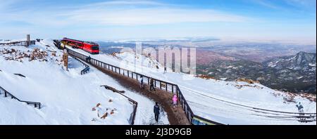 Panorama der Pikes Peak Cog Railway im Winter mit Schnee, Pikes Peak, Colorado Springs, Colorado Stockfoto