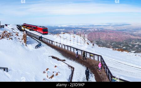 Panorama der Pikes Peak Cog Railway im Winter mit Schnee, Pikes Peak, Colorado Springs, Colorado Stockfoto