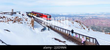 Pikes Peak Cog Railway im Winter mit Schnee, Pikes Peak, Colorado Springs, Colorado Stockfoto