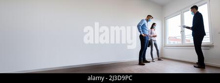 Glückliches Paar Kauf Neues Haus Mit Makler Tragen Gesichtsmasken Stockfoto