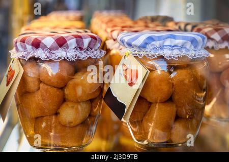 Rum baba, neapolitanisches Süßwarenprodukt, hergestellt aus Mehl, Butter, Zucker, Hefe und Eiern. In der Regel mit Rum-Likör imprägniert. Stockfoto