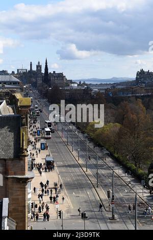 Blick auf die Edinburgh Princes Street von oben Stockfoto