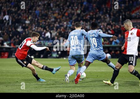 ROTTERDAM - (lr) Guus Til von Feyenoord, Taras Kacharaba von Slavia Prag, Oscar Dorley von Slavia Prag, Bryan Linssen von Feyenoord während des Conference League-Spiels zwischen Feyenoord und Slavia Prag am 7. April 2022 in Rotterdam, Niederlande. ANP MAURICE VAN STEEN Stockfoto