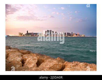 Doha kornisches Panorama am Himmel -Doha Katar Stockfoto