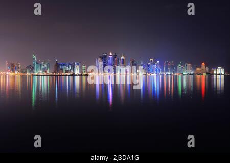 Doha kornisches Panorama am Himmel -Doha Katar Stockfoto