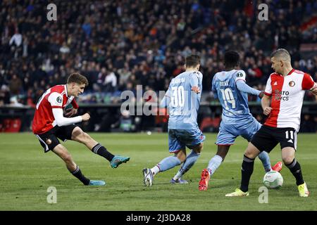 ROTTERDAM - (lr) Guus Til von Feyenoord, Taras Kacharaba von Slavia Prag, Oscar Dorley von Slavia Prag, Bryan Linssen von Feyenoord während des Conference League-Spiels zwischen Feyenoord und Slavia Prag am 7. April 2022 in Rotterdam, Niederlande. ANP MAURICE VAN STEEN Stockfoto