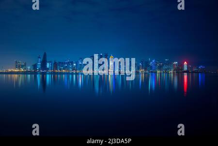 Doha kornisches Panorama am Himmel -Doha Katar Stockfoto