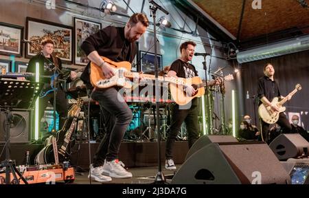 Hamburg, Deutschland. 07. April 2022. Die Band Revolverheld spielt bei der Spendenaktion von 'All Hands on Deck'. Die Spenden sollen Künstler unterstützen, deren Existenz durch Corona bedroht ist. Quelle: Markus Scholz/dpa/Alamy Live News Stockfoto