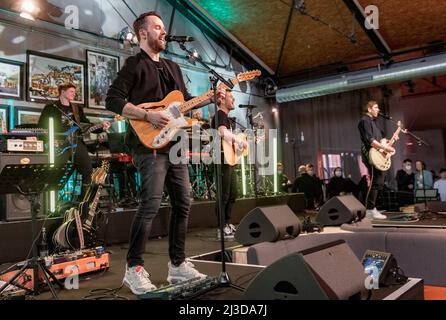 Hamburg, Deutschland. 07. April 2022. Die Band Revolverheld spielt bei der Spendenaktion von 'All Hands on Deck'. Die Spenden sollen Künstler unterstützen, deren Existenz durch Corona bedroht ist. Quelle: Markus Scholz/dpa/Alamy Live News Stockfoto