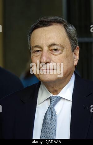 Porträt von Mario Draghi, dem Ministerpräsidenten der italienischen Regierung, vor einem politischen Gipfel. Turin, Italien - April 2022 Stockfoto