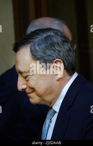 Porträt von Mario Draghi, dem Ministerpräsidenten der italienischen Regierung, vor einem politischen Gipfel. Turin, Italien - April 2022 Stockfoto