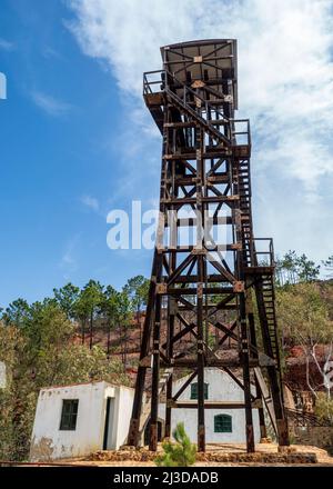 Verlassene Bergbauanlagen bei der derzeit nicht ausgebeuteten Mine Peña de Hierro in Riotinto, Huelva, Spanien. Stockfoto