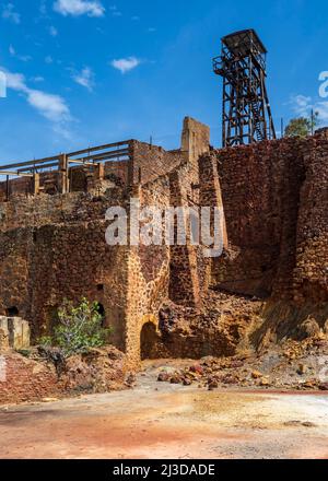 Verlassene Bergbauanlagen bei der derzeit nicht ausgebeuteten Mine Peña de Hierro in Riotinto, Huelva, Spanien. Stockfoto