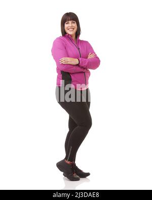 Bereit, fit zu werden. Ganzkörperaufnahme eines Plus-Size-Modells in Trainingsbekleidung, isoliert auf Weiß. Stockfoto