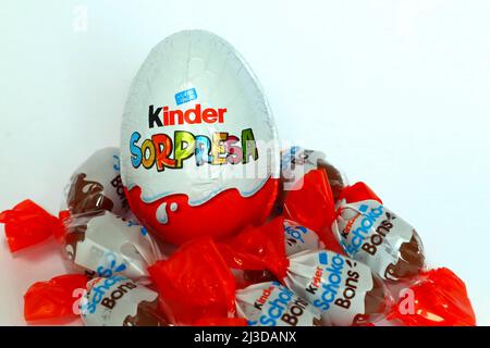 Pescara, Italien, 7.. April 2022: Der italienische Süßigkeitenhersteller Ferrero hat eine Produktrücknahme und Rückrufaktionen mit Kindern Surprise Eggs, Mini Eggs, Schoko-Bons und den Schokoladeneiern der Marke aufgrund der Möglichkeit eines Zusammenbruchs mit einem Salmonellen-Ausbruch erweitert. Die betroffene Schokolade wurde in derselben Fabrik in Belgien hergestellt. Die Schokoladenprodukte, die mit einem Salmonellenausbruch in Europa und Großbritannien in Verbindung stehen, wurden auf Kanada und Australien ausgeweitet. Bild: Walter Cicchetti/Alamy Live News Stockfoto