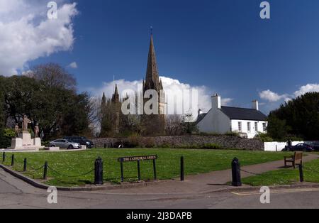 Blick auf die Kathedrale von Llandaff und Cathedral Green, Cardiff Stockfoto