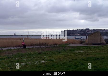 Blick über das Cardiff Bay Wetland Reserve in Richtung Penarth Head und Barrage in der Ferne. Cader Idris Installation von William Pye. (Cadair Idris) Stockfoto