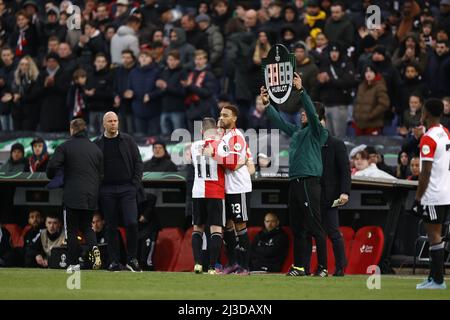 ROTTERDAM - (lr) Feyenoord Trainer Arne Slot, Bryan Linssen von Feyenoord, Cyriel Dessers von Feyenoord während des Conference League Spiels zwischen Feyenoord und Slavia Prag am 7. April 2022 in Rotterdam, Niederlande. ANP MAURICE VAN STEEN Stockfoto