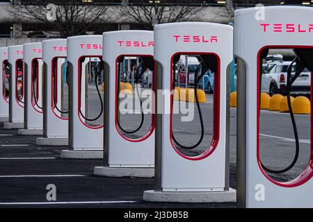 Tesla-Ladestation, um Besitzer von Elektroautos willkommen zu heißen. Turin, Italien - April 2022 Stockfoto