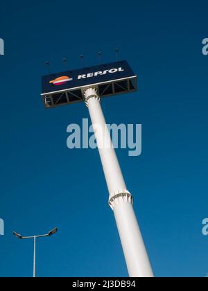 LUGO, SPANIEN - März 19,2022: Repsol-Tankstellentafel in Lugo, Galicien, Spanien Stockfoto