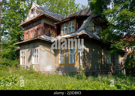 Zakopane, Polen - 12. Juni 2015: Diese alte Villa, um die sich ein Garten befindet, heißt Wolodyjowka. Dieses Gebäude stammt aus der Zeit um 1910 und es ist ich Stockfoto