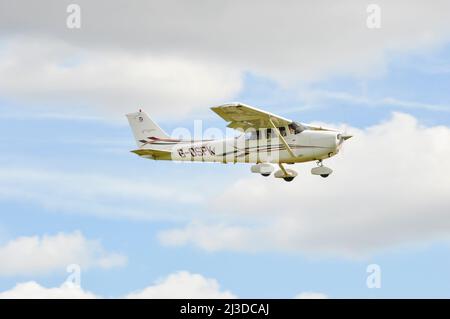 Cessna 172 Skyhawk-Flugzeug G-OSPK über Elmsett Airfield, Suffolk, Großbritannien. Privatflüge Stockfoto