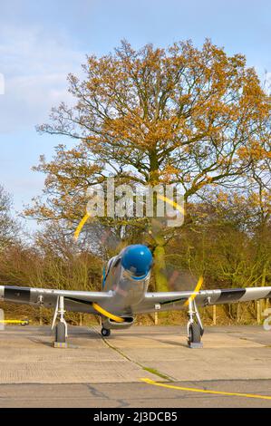 Nordamerikanisches Kampfflugzeug P-51D Mustang aus dem Zweiten Weltkrieg auf dem Flugplatz North Weald, Essex, Großbritannien. Im Besitz von Peter Teichman vom Hangar 11. Herbst, Herbst Stockfoto