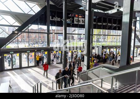 7.. April 2022, First Direct Arena, Leeds, Yorkshire, England; PDC Darts Turnier-Leeds: Fans kommen früh an, um ihre Plätze zu bekommen Credit: Action Plus Sports Images/Alamy Live News Stockfoto