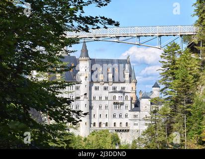 Blick auf Schloss Neuschwanstein, auch bekannt als 'Disney-Schloss'. palast von König Ludwig II.. Südwest-Bayern, Deutschland Stockfoto