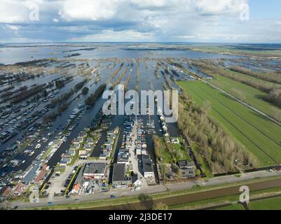 Loosdrechtse plassen Hafen Wasserstraßen Kanäle und kultivierte Graben Natur in der Nähe Vinkeveen Utrecht. See- und Wasserfelder kleine Inseln und strukturiert Stockfoto