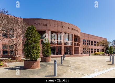 CONCORD, NC, USA-3 APRIL 2022: Das Regierungszentrum von Cabarrus County. Stockfoto