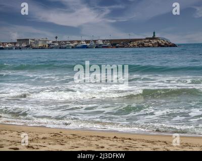 Meereslandschaft mit La Vila Joiosa. Fröhlich, Hafen im Hintergrund, Costa Dorada, Spanien Stockfoto