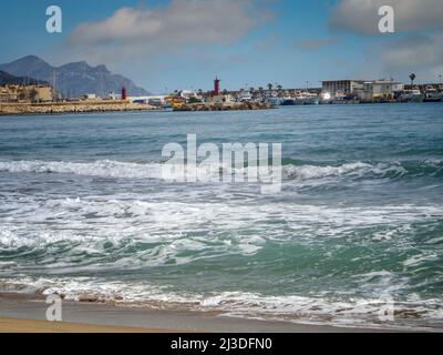 Meereslandschaft mit La Vila Joiosa. Fröhlich, Hafen im Hintergrund, Costa Dorada, Spanien Stockfoto