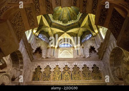 Architektonische Details, mittelalterliche maurische Architektur, bunte Wände mit Ornamenten in der alten Moschee in Cordoba ohne Menschen, Andalusien, Spanien Stockfoto