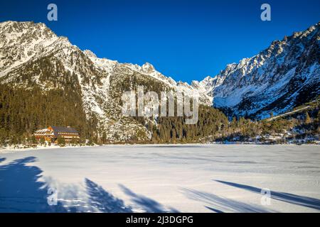 Berglandschaft mit gefrorenem tarn in der Wintersaison. Der Popradske pleso See im Nationalpark hohe Tatra, Slowakei, Europa. Stockfoto