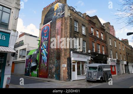 Wandgemälde an der Wand der Garrett Street und des an der Whitecross Street geparkten Kleinwagens Ansicht der Reihenwohnungen über den Geschäften Victorian Terrace London EC1 KATHY DEWITT Stockfoto