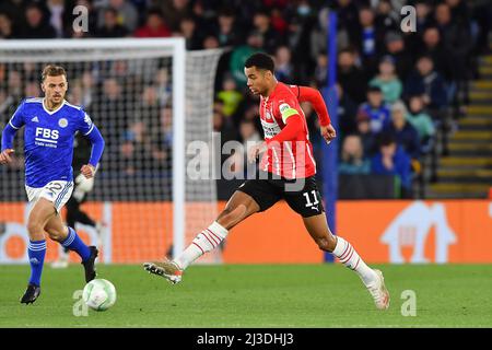 LEICESTER, GROSSBRITANNIEN. APR 7. Cody Gakpo, in Aktion während des UEFA Europa Conference Quarter Finales zwischen Leicester City und PSV Eindhoven am Donnerstag, dem 7.. April 2022, im King Power Stadium, Leicester. (Kredit: Jon Hobley | MI News) Kredit: MI Nachrichten & Sport /Alamy Live News Stockfoto