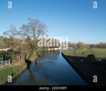 Blick von der Burford Bridge, Abingdon-on-Thames, Oxfordshire, zeigt die Navigation der Themse mit Nag's Head Island auf der linken Seite Stockfoto