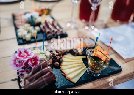 Hamon und Käse mit Schimmel auf dem Tisch Stockfoto