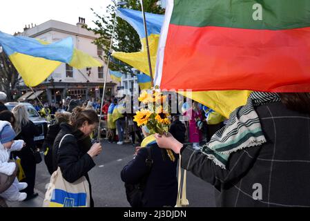 Russische Botschaft, Notting Hill Gate, London, Großbritannien. 7.. April 2022. Stoppen Sie Kriegsverbrechen in der Ukraine Protest. Demonstranten hinterlassen Symbole russischer Plünderungen in der Ukraine. Kredit: Matthew Chattle/Alamy Live Nachrichten Stockfoto